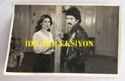 MESUT ENGİN'İN ORİJİNAL FOTOĞRAFI - 18 x 12 cm EBADINDA - MESUT ENGİN ve GÜL ERKSAN ''DENİZ AŞKI'' İSİMLİ FOTOROMANDA AYNI KAREDE, 11 OCAK 1979