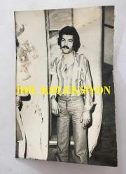 MESUT ENGİN'İN ORİJİNAL FOTOĞRAFI - 18 x 12 cm EBADINDA - MESUT ENGİN AYAKTA POZ VERİRKEN ÇEKİLMİŞ BİR KARE