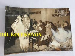 Efemera - YONCA YÜCEL'İN ORİJİNAL FOTOĞRAFI - 18 x 12 cm EBADINDA - 14 x 7 cm EBADINDA - YONCA YÜCEL BİR ETKLİNLİKTE KOUCAĞINDA ÇOCUKLA KONUŞMA YAPARKEN - kitantik - kitaLog