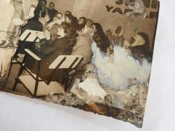 YONCA YÜCEL'İN ORİJİNAL FOTOĞRAFI - 18 x 12 cm EBADINDA - 14 x 7 cm EBADINDA - YONCA YÜCEL BİR ETKLİNLİKTE KOUCAĞINDA ÇOCUKLA KONUŞMA YAPARKEN