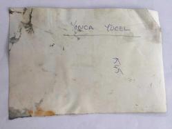 YONCA YÜCEL'İN ORİJİNAL FOTOĞRAFI - 18 x 12 cm EBADINDA - 14 x 7 cm EBADINDA - YONCA YÜCEL BİR ETKLİNLİKTE KOUCAĞINDA ÇOCUKLA KONUŞMA YAPARKEN