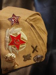 SSCB DÖNEMİ, RUS ASKERİ ŞAPKA, BERE. KOLEKSİYONLUK BOL ROZETLİ,  ORAK ÇEKİÇLİ KOKARTLI RUS ASKERİ ŞAPKA, BERE..