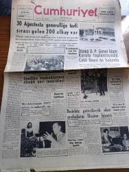 Cumhuriyet Gazetesi - 9 Ağustos 1959  - kızma dinle yazan Nadir Nadi Başmakale - 30 Ağustos'ta Generalliğe Terfi Sırası Gelen 200 Albay Var - Kuzey Vietnam'da Komünistler Laos'a hücuma Hazır - 10 Ay Sonra 15 Şehir Hattı Vapuru Hizmete Giriyor - Memleketimizde 10977 Mimar Ve Mühendis Var - Sendika Başkanlarının Dünkü Sert Tenkidleri - Polislerin Kıyafeti Gene Değişiyor - İzmit Yakınlarında Açılan Kamyon Fabroqksi- Profesör Baade'nin Raporu Yazan Doktor Feridun Ergin - dünyanın en güzel kadını - Sularımızda Balık Avlayan 3 Yunanlı Tevkif Edildi - Haliç'in Taranması İşi İhaleye Çıkıyor - Beynelmilel Şarkı Festivali - Ortadirek Yazan Yaşar Kemal Yazı Dizisi - Dünya Kadınlar Birliği Başkanı Ezlynn Deraniyagala Geliyor - Uluç Ali Yazan Halikarnas Balıkçısı Yazı dizisi - Haftanın Şakaları Yazan Burhan Felek - Beşiktaş Beyoğluspor'u 3 O Mağlup Etti - Ferdi Atletizm Şampiyonası Başladı - Ahmed Reis Yelken Yarışları Yapıldı - Fenerbahçe Kasımpaşa Oynuyor - harf devriminin yıldönümü fotoğraf