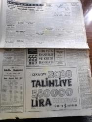 Cumhuriyet Gazetesi - 9 Ağustos 1959  - kızma dinle yazan Nadir Nadi Başmakale - 30 Ağustos'ta Generalliğe Terfi Sırası Gelen 200 Albay Var - Kuzey Vietnam'da Komünistler Laos'a hücuma Hazır - 10 Ay Sonra 15 Şehir Hattı Vapuru Hizmete Giriyor - Memleketimizde 10977 Mimar Ve Mühendis Var - Sendika Başkanlarının Dünkü Sert Tenkidleri - Polislerin Kıyafeti Gene Değişiyor - İzmit Yakınlarında Açılan Kamyon Fabroqksi- Profesör Baade'nin Raporu Yazan Doktor Feridun Ergin - dünyanın en güzel kadını - Sularımızda Balık Avlayan 3 Yunanlı Tevkif Edildi - Haliç'in Taranması İşi İhaleye Çıkıyor - Beynelmilel Şarkı Festivali - Ortadirek Yazan Yaşar Kemal Yazı Dizisi - Dünya Kadınlar Birliği Başkanı Ezlynn Deraniyagala Geliyor - Uluç Ali Yazan Halikarnas Balıkçısı Yazı dizisi - Haftanın Şakaları Yazan Burhan Felek - Beşiktaş Beyoğluspor'u 3 O Mağlup Etti - Ferdi Atletizm Şampiyonası Başladı - Ahmed Reis Yelken Yarışları Yapıldı - Fenerbahçe Kasımpaşa Oynuyor - harf devriminin yıldönümü fotoğraf