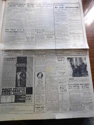 Cumhuriyet Gazetesi - 9 Ağustos 1959  - kızma dinle yazan Nadir Nadi Başmakale - 30 Ağustos'ta Generalliğe Terfi Sırası Gelen 200 Albay Var - Kuzey Vietnam'da Komünistler Laos'a hücuma Hazır - 10 Ay Sonra 15 Şehir Hattı Vapuru Hizmete Giriyor - Memleketimizde 10977 Mimar Ve Mühendis Var - Sendika Başkanlarının Dünkü Sert Tenkidleri - Polislerin Kıyafeti Gene Değişiyor - İzmit Yakınlarında Açılan Kamyon Fabroqksi- Profesör Baade'nin Raporu Yazan Doktor Feridun Ergin - dünyanın en güzel kadını - Sularımızda Balık Avlayan 3 Yunanlı Tevkif Edildi - Haliç'in Taranması İşi İhaleye Çıkıyor - Beynelmilel Şarkı Festivali - Ortadirek Yazan Yaşar Kemal Yazı Dizisi - Dünya Kadınlar Birliği Başkanı Ezlynn Deraniyagala Geliyor - Uluç Ali Yazan Halikarnas Balıkçısı Yazı dizisi - Haftanın Şakaları Yazan Burhan Felek - Beşiktaş Beyoğluspor'u 3 O Mağlup Etti - Ferdi Atletizm Şampiyonası Başladı - Ahmed Reis Yelken Yarışları Yapıldı - Fenerbahçe Kasımpaşa Oynuyor - harf devriminin yıldönümü fotoğraf