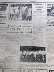 Cumhuriyet Gazetesi - 9 Ağustos 1959  - kızma dinle yazan Nadir Nadi Başmakale - 30 Ağustos'ta Generalliğe Terfi Sırası Gelen 200 Albay Var - Kuzey Vietnam'da Komünistler Laos'a hücuma Hazır - 10 Ay Sonra 15 Şehir Hattı Vapuru Hizmete Giriyor - Memleketimizde 10977 Mimar Ve Mühendis Var - Sendika Başkanlarının Dünkü Sert Tenkidleri - Polislerin Kıyafeti Gene Değişiyor - İzmit Yakınlarında Açılan Kamyon Fabroqksi- Profesör Baade'nin Raporu Yazan Doktor Feridun Ergin - dünyanın en güzel kadını - Sularımızda Balık Avlayan 3 Yunanlı Tevkif Edildi - Haliç'in Taranması İşi İhaleye Çıkıyor - Beynelmilel Şarkı Festivali - Ortadirek Yazan Yaşar Kemal Yazı Dizisi - Dünya Kadınlar Birliği Başkanı Ezlynn Deraniyagala Geliyor - Uluç Ali Yazan Halikarnas Balıkçısı Yazı dizisi - Haftanın Şakaları Yazan Burhan Felek - Beşiktaş Beyoğluspor'u 3 O Mağlup Etti - Ferdi Atletizm Şampiyonası Başladı - Ahmed Reis Yelken Yarışları Yapıldı - Fenerbahçe Kasımpaşa Oynuyor - harf devriminin yıldönümü fotoğraf