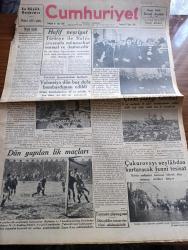 Cumhuriyet Gazetesi - 13 Şubat 1939 - büyük düello yazan Yunus Nadi Başmakale - Galatasaray Beykoz'la berabere kaldı Fotoğrafı - Fenerbahçe 14 Topkapı 0 - Beşiktaş Hilal'i 6 0 yendi - Frankist tayyarelerinin faaliyeti Valencia dün 5 defa bombardıman edildi - Japon tayyarelerinin Çin'de yaptığı tahribat 35.157 kişi öldü fotoğraf - Cumhurreisi İsmet İnönü'nün Çankaya'da yüksek devlet memurlarına verdiği çay ziyafeti fotoğraf - çukurova'yı selden kurtaracak fenni tesisat - Tarihte büyük deniz muharebeleri nakleden Abidin Daver Yazı Dizisi - Roosevelt Avrupa'ya davet edildi mi - Almanya 35 Bin tonluk bir gemiyi denize indiriyor - küçük hikaye insanlar böyledir işte yazan Cahit Sıtkı Tarancı - Drothea Wieck Yeni Bir Film Çeviriyor - Ateş çemberi filmi başrolde Henry Fonda Yarın akşam İpek sinemasında - bu akşamki radyo programı - kemanın mucidi meşhur amati ailesine ait vesikalar bulundu - Soma'da yapılan deve güreşleri - Filistin konferansları Londra'da devam ediyor - Mercedes Benz