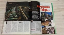 AKTÜEL  HAFTALIK HABER DERGİSİ - SAYI:433 -  4-10 KASIM   - 1999 -   MILLENNIUM PEYGAMBERİ: TOLGA YARMAN’IN BİLİM VE İNANÇ MACERASI – KARŞIYAKA’NIN NAMAĞLUP ZİRVE YÜRÜYÜŞÜ – AFRODİZYAK MENÜLER VE FINDIKLI “AGANİGİ SOFRASI” – 80’LERİN KÜLT SKA GRUBU MADNESS YENİDEN SAHNEDE – “WONDERFUL” ALBÜMÜYLE ESKİ KADRO VE HEYECAN – ANARŞİK MİZAH VE MELANKOLİYİ BİRLEŞTİREN MADNESS TARZI – LATİN AMERİKALI YAZAR CARLOS FUENTES’TEN “HERKES MELEZLEŞECEK” TEZİ – “CAM SINIR” ROMANIYLA KÜRESELLEŞME, KÜLTÜREL KARIŞIM VE MUTLULUK ARAYIŞI – ABD-MEKSİKA ARASINDAKİ SOSYAL FARKLAR VE AŞK – EMPERYALİZM, İNSAN HAKLARI VE KÜLTÜREL DÖNÜŞÜM TARTIŞMALARI –  TOLGA YARMAN – CARLOS FUENTES – GRAHAM MCPHERSON (SUGGS) – MIKE BARSON – MARK BEDFORD – DANIEL WOODGATE – THOMAS SMYTH -   162  SAYFA