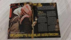 YENİ AKTÜEL  HAFTALIK HABER DERGİSİ - SAYI:39 - 200 - 6-12 NİSAN - ŞTE BIÇAĞIN UCUNDAKİ 20 LİSE – AYRILIK EROİN KADAR YIKICI – AŞK MI BU BAĞIMLILIK MI – ÖZAL: HASSASİYET İNSANDA OLUR – DEVLET HAKAN ŞÜKÜR MÜDÜR – ÇÖPÇATANBABA TÜRBESİNE HÜCUM – SONRAKİ BAŞBAKAN ECEVİT GİBİ MAVİ OLACAK – SON KIRMIZI TAYYİP ERDOĞAN – BEDEN YAŞINI ÖLÇ – “LEZBİYEN OLSUN BARI” – ÖĞRENCİ ÖĞRENCİNİN KURDU – DEVLETİN HASSASİYETİ OLMAZ – BERGAMALILAR ALTIN BULDU MU – DÜNYANIN KADINLARI: İRAN – “İSRAİL VE FİLİSTİN BOŞANSIN” – TOPLUM MÜHENDİSLİĞİ NAFİLE ÇABA – HAPSE GİRMEZSEM OYUNCU OLACAĞIM – GÜNEŞ TURİZMİNE APO KARARTMASI – TAKVİM’İN DE BİR BAKANI VAR – ŞARKI SÖYLEYEN HAYALET – RADYOLARIN BİR NUMARASI – “HORLANMAKTAN HAZ DUYARIZ” – HİLMİ YAVUZ’LA 70. YAŞ SOHBETİ – KARAKTER ANALİZİ: KIRMIZI, MAVİ, YEŞİL, SARI – SİYASETTE RENKLERİN DENGESİ – FUTBOLDA KARAKTERLER – MEDYADA RENKLERİN YANSIMASI – CEM YILMAZ: TİPİK SARI – YILMAZ ERDOĞAN -  TAYYİP ERDOĞAN – BÜLENT ECEVİT – DEVLET BAHÇELİ – DENİZ BAYKAL –   98 SAYFA