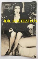 OYA PERİ'NİN ORİJİNAL FOTOĞRAFI - 17 x 10 cm EBADINDA - OYA PERİ SİYAH ELBİSESİYLE OTURUP POZ VERİRKEN ÇEKİLMİŞ BİR KARE (OYA PERİ, KONYA MİLLETVEKİLİ SABRİ IRMAK'A BABALIK DAVASI AÇTIKTAN SONRA RÖPORTAJ YAPARKEN, 6 NİSAN 1984)