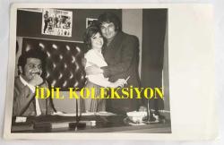 OYA PERİ'NİN ORİJİNAL FOTOĞRAFI - 18 x 12 cm EBADINDA - OYA PERİ YANINDAKİ BEYEFENDİYE SARILIP GÜLÜMSEYEREK POZ VERİRKEN ÇEKİLMİŞ BİR KARE