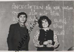 Efemera - Kütahya Lisesi Kara Tahta Önünde Öğretmen ve Öğrencisi, 1970'ler / Tahtada ''İncecikten Bir Kar Yağar...'' Dizeleri Detayıyla - kitantik - kitaLog