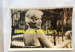 OYA PERİ'NİN ORİJİNAL 2'Lİ FOTOĞRAF SETİ - 18 x 12 cm EBADINDA - OYA PERİ BAHÇE KENARINDA POZ VERİRKEN ÇEKİLMİŞ 2 FARKLI KARE