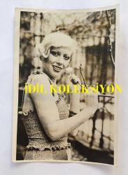 OYA PERİ'NİN ORİJİNAL 2'Lİ FOTOĞRAF SETİ - 18 x 12 cm EBADINDA - OYA PERİ BAHÇE KENARINDA POZ VERİRKEN ÇEKİLMİŞ 2 FARKLI KARE