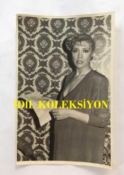 OYA PERİ'NİN ORİJİNAL 3'LÜ FOTOĞRAF SETİ - 18 x 12 cm EBADINDA - OYA PERİ, MİLLETVEKİLİ SABRİ IRMAK HAKKINDA BABALIK DAVASI AÇTIĞINA DAİR BELGESİNİ GÖSTERİRKEN ÇEKİLMİŞ 3 FARKLI KARE, 9 NİSAN 1984