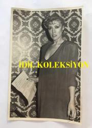 OYA PERİ'NİN ORİJİNAL 3'LÜ FOTOĞRAF SETİ - 18 x 12 cm EBADINDA - OYA PERİ, MİLLETVEKİLİ SABRİ IRMAK HAKKINDA BABALIK DAVASI AÇTIĞINA DAİR BELGESİNİ GÖSTERİRKEN ÇEKİLMİŞ 3 FARKLI KARE, 9 NİSAN 1984