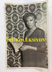 OYA PERİ'NİN ORİJİNAL 3'LÜ FOTOĞRAF SETİ - 18 x 12 cm EBADINDA - OYA PERİ, MİLLETVEKİLİ SABRİ IRMAK HAKKINDA BABALIK DAVASI AÇTIĞINA DAİR BELGESİNİ GÖSTERİRKEN ÇEKİLMİŞ 3 FARKLI KARE, 9 NİSAN 1984