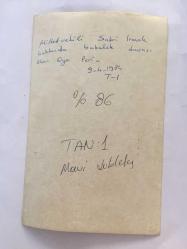 OYA PERİ'NİN ORİJİNAL 3'LÜ FOTOĞRAF SETİ - 18 x 12 cm EBADINDA - OYA PERİ, MİLLETVEKİLİ SABRİ IRMAK HAKKINDA BABALIK DAVASI AÇTIĞINA DAİR BELGESİNİ GÖSTERİRKEN ÇEKİLMİŞ 3 FARKLI KARE, 9 NİSAN 1984