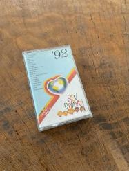 SEV DÜNYAYI 92 - SİBEL EGEMEN / CEM KARACA / İBRAHİM TATLISES / ZEKİ MÜREN / SEZEN AKSU / AJDA PEKKAN / NECO ... KASET