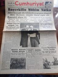 Cumhuriyet Gazetesi - 18 Mart 1943 - nutkun değerini anlamak için yazan Yunus Nadi Abalıoğlu Başmakale - başvekil Şükrü Saraçoğlu'nun mühim nutku - Başvekil Şükrü Saracoğlu Mesut bir Türk milleti kuvvetli bir Türk devleti işte bizim hedefimiz dedi - Aziz milli İsmet İnönü ve onun değerli mesai arkadaşı Şükrü Saraçoğlu fotoğraf - Harkof'un doğusunda kuşatılan kuvvetler - ormanlık bir arazide ilerleyen Alman keşif kolları fotoğraf - Bulgaristan Türkiye elçisi Vasfi Menteşi Bulgar başvekili ve hariciyesi ile mülakatları yaptı - Washington'da Avrupa'da açılacak ikinci cephe meselesi de müzakere ediliyor - tunus'ta müttefiklerin taarruz hazırlığı - Afrika'daki harekata iştirak eden İngiliz tanklarından bir grup çölde süratle ilerliyor fotoğraf - Hint masalları yazan Burhan Felek - yepyeni bir şehrin kuruluşu Karabük yazan Profesör Ziyaettin Fahri Fındıkoğlu - yaralı kalpler filmi Lale sinemasında - Çanakkale zaferinin yıldönümü - De Gaulle Cezayir yolunda - Alman denizaltıları