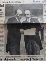 Cumhuriyet Gazetesi - 18 Mart 1943 - nutkun değerini anlamak için yazan Yunus Nadi Abalıoğlu Başmakale - başvekil Şükrü Saraçoğlu'nun mühim nutku - Başvekil Şükrü Saracoğlu Mesut bir Türk milleti kuvvetli bir Türk devleti işte bizim hedefimiz dedi - Aziz milli İsmet İnönü ve onun değerli mesai arkadaşı Şükrü Saraçoğlu fotoğraf - Harkof'un doğusunda kuşatılan kuvvetler - ormanlık bir arazide ilerleyen Alman keşif kolları fotoğraf - Bulgaristan Türkiye elçisi Vasfi Menteşi Bulgar başvekili ve hariciyesi ile mülakatları yaptı - Washington'da Avrupa'da açılacak ikinci cephe meselesi de müzakere ediliyor - tunus'ta müttefiklerin taarruz hazırlığı - Afrika'daki harekata iştirak eden İngiliz tanklarından bir grup çölde süratle ilerliyor fotoğraf - Hint masalları yazan Burhan Felek - yepyeni bir şehrin kuruluşu Karabük yazan Profesör Ziyaettin Fahri Fındıkoğlu - yaralı kalpler filmi Lale sinemasında - Çanakkale zaferinin yıldönümü - De Gaulle Cezayir yolunda - Alman denizaltıları