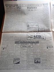 Cumhuriyet Gazetesi - 18 Eylül 1949 - Dünya döner mi yazan Nadir Nadi Başmakale - Atlantik paktına dair ilk askeri kararlar - Sabahattin Ali davasında dünkü yeni safha - Sabahattin Ali davası şahitlerinden yankesici Ahmet Çatalcalı fotoğraf - İsmet İnönü Hilmi Ural ve Nihat Erim ile görüştü - Gandhi'nin manevi kızı Agarwal İstanbul'da fotoğraf - bir İngiliz gazetesine göre Tito Stalinin davetini reddetti - Tophane Karadeniz seferini yapan Cumhuriyet vapuruna yolcular hücum ettiler - 1949 50 umumi ithalat rejimi - fenerbahçe Demirspor'u 6 1 Yendi - Galatasaray 2 Altay 0 - haftanın şakaları yazan Burhan Felek - diploma yazan Falih Rıfkı Atay  - Asya ateşler içinde filmi şark sinemasında - Turgut Reis yazan Halikarnas balıkçısı yazı dizisi - Amerika'nın 1949 güzelleri fotoğraf - İstanbul Ankara Radyosu programı - boğaziçinin bazı binalarında geçmiş meşhur vakalar yazan Haluk Yusuf Şehsuvaroğlu - Dünyada neler oluyor - Müzeyyen Senar Işıl Sabite Tur Cağaloğlu Çiftesaraylar bahçesinde