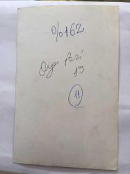 OYA PERİ'NİN ORİJİNAL FOTOĞRAFI - 18 x 12 cm EBADINDA - OYA PERİ MAYOSUYLA DİREĞE TUTUNUP GÜLÜMSEYEREK KOLLARINI AÇARKEN ÇEKİLMİŞ BİR KARE