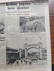 Cumhuriyet Gazetesi - 1 Nisan 1943 - neden oyalama yazan Yunus Nadi Abalıoğlu Başmakale - tunus'ta mihver takip ediliyor - 8. Ordu Metuia Uderf ve Secenan'ı işgal etti - Amerika 38 milleti 27 Nisan'da toplanacak bir konferansa çağırıyor - Amerika konferansını hazırlayanlar fotoğraf - bütün Arap Devletleri bir toplantıya çağrılıyor - Roosevelt'in beyanatı - ladoga gölü'nün cenup doğusunda Kızılordu'nun yaptığı hücumlara Almanlar mukavemet ediyorlar - şark cephesinden fotoğraflar - İngiliz uçakları Alman başşehri berlin'e sahte iaşe kartları atmışlar - İnönü zaferi'nin yıldönümü halkevlerinde kutlanıyor - Adana'da İnönü koşusu fotoğraf - denizaltı harbi - Hint masalları yazan Burhan Felek - katil ben değilim bu akşam Saray sinemasında - küçük hikaye bağa giderken yazan Tunara - 9. Şarl'ın kanlı saltanatı yazan Prosper Merimée - beynelminel Adalet Divanı - İtalya'da topyekün seferberlik hazırlığı - bugünkü radyo programı - bulmaca - Singer kontrol saatleri gelmiştir - borsa