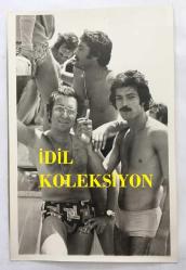 MESUT ENGİN'İN ORİJİNAL FOTOĞRAFI - 18 x 12 cm EBADINDA - MESUT ENGİN HAVUZ KENARINDA ARKADAŞLARIYLA POZ VERİRKEN ÇEKİLMİŞ BİR KARE