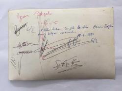 DANSÖZ ve OYUNCU ÖZCAN TEKGÜL'ÜN ORİJİNAL FOTOĞRAFI - 18 x 12 cm EBADINDA - ÖZCAN TEKGÜL SÜNNET OLAN ÇOCUKLARIN YANINDA OTURURKEN ÇEKİLMİŞ BİR HATIRA FOTOĞRAFI, 17 HAZİRAN 1980 (KÜLTÜR BAKANI TEVFİK KORALTAN, ÖZCAN TEKGÜL'E ONUR BELGESİ VERECEK)
