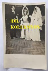 DANSÖZ ve OYUNCU ÖZCAN TEKGÜL'ÜN ORİJİNAL FOTOĞRAFI - 18 x 12 cm EBADINDA - ÖZCAN TEKGÜL BİR DÜĞÜNDE GELİN ve DAMAT ARASINDA DANS EDERKEN ÇEKİLMİŞ BİR KARE