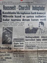 Cumhuriyet Gazetesi - 27 İkincikanun (Ocak) 1943 - hesapta yanlışlar Cumhuriyet Başmakale - Ticaret vekilimiz Doktor Behçet Uz Adana ve Mersin'de tetkikler yapıyor - Roosevelt Churchill buluştular - geçen yaz Churchill'in Moskova'ya yaptığı ziyarette Stalin'le fotoğrafı - Alman harp tebliği cephe hattı düzeltiliyor - Trablus batısında mihver'in en son deniz üssü zuara limanı zaptedildi - Varlık vergisi vermeyenler bu akşamki trenle Aşkale'ye sevk ediliyor - Askeri Vaziyet Yazan Emekli General H. Emir Erkilet Yazı Dizisi - Narvike Baskını - çiçek hastalığına uyuz tedavisi mi yapılmış - bekarlar Kulübü Çarşıkapı Azak'ta - Sürtük filmi Çemberlitaş sinemasında - Milli roman Toros Çocuğu yazan Mehmet Şevki Yazman yazı dizisi - acı bir kayıp yazar arkadaşımız Agah İzzet vefat etti - Türkiye spor ansiklopedisi cumartesi günü çıkıyor - bugünkü radyo programı - Marsilya'da 250'den fazla kişi kurşuna dizilmiş - refah faciası - Almanlar 7 İngiliz botunun baskınını püskürttüklerini söylüyorlar