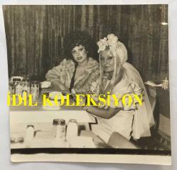 DANSÖZ ve OYUNCU ÖZCAN TEKGÜL'ÜN ORİJİNAL FOTOĞRAFI - 13 x 13 cm EBADINDA - ÖZCAN TEKGÜL ve FERİ CANSEL AYNI MASADA OTURURKEN ÇEKİLMİŞ BİR HATIRA FOTOĞRAFI