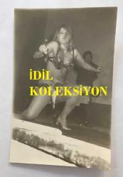 DANSÖZ ve OYUNCU ÖZCAN TEKGÜL'ÜN ORİJİNAL 2'Lİ FOTOĞRAF SETİ - 14 x 9 cm EBADINDA - ÖZCAN TEKGÜL SAHNEDE ORYANTAL KOSTÜMÜYLE SAHNEYE YÜRÜRKEN ve SAHNEDE DANS EDERKEN ÇEKİLMİŞ 2 FARKLI KARE