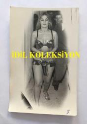 DANSÖZ ve OYUNCU ÖZCAN TEKGÜL'ÜN ORİJİNAL 2'Lİ FOTOĞRAF SETİ - 14 x 9 cm EBADINDA - ÖZCAN TEKGÜL SAHNEDE ORYANTAL KOSTÜMÜYLE SAHNEYE YÜRÜRKEN ve SAHNEDE DANS EDERKEN ÇEKİLMİŞ 2 FARKLI KARE