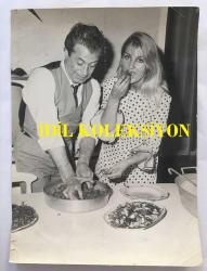 DANSÖZ ve OYUNCU ÖZCAN TEKGÜL'ÜN ORİJİNAL BÜYÜK BOY FOTOĞRAFI - 24 x 18 cm EBADINDA - ÖZCAN TEKGÜL SEVGİLİSİYLE ÇİĞ KÖFTE YAPARKEN ÇEKİLMİŞ NET KALİTEDE BİR HATIRA FOTOĞRAFI