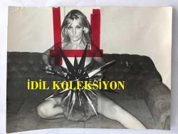 DANSÖZ ve OYUNCU ÖZCAN TEKGÜL'ÜN ORİJİNAL BÜYÜK BOY FOTOĞRAFI - 24 x 18 cm EBADINDA - ÖZCAN TEKGÜL ELİNDEKİ GÜNEŞ SAATİYLE KOLTUKTA ÖZEL OLARAK POZ VERİRKEN ÇEKİLMİŞ BİR KARE