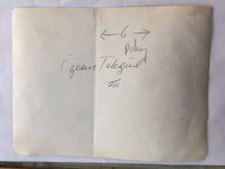 DANSÖZ ve OYUNCU ÖZCAN TEKGÜL'ÜN ORİJİNAL BÜYÜK BOY FOTOĞRAFI - 24 x 18 cm EBADINDA - ÖZCAN TEKGÜL ELİNDEKİ GÜNEŞ SAATİYLE KOLTUKTA ÖZEL OLARAK POZ VERİRKEN ÇEKİLMİŞ BİR KARE