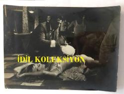 DANSÖZ ve OYUNCU ÖZCAN TEKGÜL'ÜN ORİJİNAL BÜYÜK BOY FOTOĞRAFI - 24 x 18 cm EBADINDA - ÖZCAN TEKGÜL SAHNEDE DARBUKACININ ÖNÜNE EĞİLİM ORYANTAL DANSI YAPARKEN ÇEKİLMİŞ BİR KARE