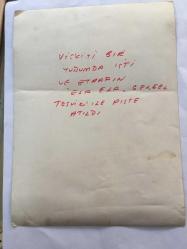 DANSÖZ ve OYUNCU ÖZCAN TEKGÜL'ÜN ORİJİNAL BÜYÜK BOY FOTOĞRAFI - 24 x 18 cm EBADINDA - ÖZCAN TEKGÜL MEKANDA SEVDİKLERİYLE AYNI MASADA VİSKİ İÇERKEN ÇEKİLMİŞ BİR KARE