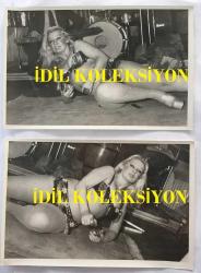 DANSÖZ ve OYUNCU ÖZCAN TEKGÜL'ÜN ORİJİNAL 2'Lİ FOTOĞRAF SETİ - 18 x 12 cm EBADINDA - ÖZCAN TEKGÜL SAHNEDE ORYANTAL KOSTÜMÜYLE DANS EDERKEN ÇEKİLMİŞ 2 FARKLI KARE