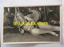 DANSÖZ ve OYUNCU ÖZCAN TEKGÜL'ÜN ORİJİNAL 2'Lİ FOTOĞRAF SETİ - 18 x 12 cm EBADINDA - ÖZCAN TEKGÜL SAHNEDE ORYANTAL KOSTÜMÜYLE DANS EDERKEN ÇEKİLMİŞ 2 FARKLI KARE