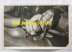 DANSÖZ ve OYUNCU ÖZCAN TEKGÜL'ÜN ORİJİNAL 2'Lİ FOTOĞRAF SETİ - 18 x 12 cm EBADINDA - ÖZCAN TEKGÜL SAHNEDE ORYANTAL KOSTÜMÜYLE DANS EDERKEN ÇEKİLMİŞ 2 FARKLI KARE