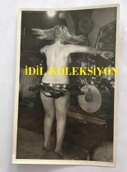 DANSÖZ ve OYUNCU ÖZCAN TEKGÜL'ÜN ORİJİNAL 2'Lİ FOTOĞRAF SETİ - 18 x 12 cm EBADINDA - ÖZCAN TEKGÜL SAHNEDE ÜSTSÜZ OLARAK ORYANTAL DANSI YAPARKEN ÇEKİLMİŞ 2 FARKLI KARE
