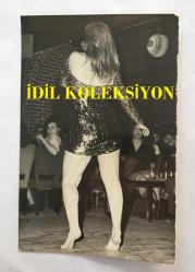 DANSÖZ ve OYUNCU ÖZCAN TEKGÜL'ÜN ORİJİNAL 2'Lİ FOTOĞRAF SETİ - 18 x 12 cm EBADINDA - ÖZCAN TEKGÜL SAHNEDE ÜSTSÜZ OLARAK ORYANTAL DANSI YAPARKEN ÇEKİLMİŞ 2 FARKLI KARE