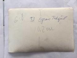 DANSÖZ ve OYUNCU ÖZCAN TEKGÜL'ÜN ORİJİNAL 3'LÜ FOTOĞRAF SETİ - 18 x 12 cm EBADINDA - ÖZCAN TEKGÜL HAYVANAT BAHÇESİNE GİDİP KAFESTEKİ MAYMUNU SEVERKEN ÇEKİLMİŞ 3 FARKLI KARE