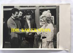 DANSÖZ ve OYUNCU ÖZCAN TEKGÜL'ÜN ORİJİNAL 3'LÜ FOTOĞRAF SETİ - 18 x 12 cm EBADINDA - ÖZCAN TEKGÜL HAYVANAT BAHÇESİNE GİDİP KAFESTEKİ MAYMUNU SEVERKEN ÇEKİLMİŞ 3 FARKLI KARE