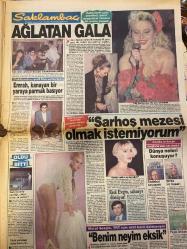 SAKLAMBAÇ GAZETESİ DOĞUM GÜNÜ GAZETESİ - 22 NİSAN 1989 -Annabella - Coşkun Sabah - Yasemin Evcim - Müjde Ar - Türkan Şoray - Arif Akkaya - Tom Cruise - Madonna - Debbie Gibson - Volkan - Müjde Arın - Melek Sefa - Erol Evgin - Nazlı Tosunoğlu - Seçkin - Süleyman Yalman - Tülin Tüfek - Asuman Tuğberk - Ergun Kokana - Halil Kınay - Haluk Günuğur - Sabahat Aykut - Rengin - Mustafa Yılmaz - Nezih Danyal - Sadık Karamustafa  Kadınlar yürürse, böyle yürür - Binlerce kadın sesi, kürtajı destekledi - Hollanda’dan gelen gelin - “Lastik Kız”ın son numarası - El ele göz göze - Coşkun’u mutlu edeceğim - Müjde Ar’dan, Türkan Şoray’a ilginç teklif - Sen yönet, ben oynayayım - Gerçek bir aile trajedisi - Ve işte anne - Ailenin üçüncü üyesi ile tanışıyoruz - Sonunda baba eve gelir - Ev satılıyor - İyiler kötüleşiyor, kötüler iyileşiyor - Kanser değilim - Klip’teki zenciye aşık - Debbie Gibson, Volkan gibi - Müzikte TAMGAZ - Ağlatan gala - Benim neyim eksik - Sarhoş mezesi olmak istemiyorum -