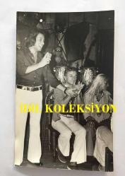 DANSÖZ ve OYUNCU ÖZCAN TEKGÜL'ÜN ORİJİNAL 3'LÜ FOTOĞRAF SETİ - 18 x 12 cm EBADINDA - ÖZCAN TEKGÜL, YILDIRAY TOKSÖZ'ÜN ŞARKI SÖYLEDİĞİ MEKANDA İSMET AY'LA BİRLİKTE EĞLENİRKEN ÇEKİLMİŞ 3 ÖZEL KARE, (ÖZEL ARŞİV)