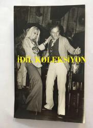 DANSÖZ ve OYUNCU ÖZCAN TEKGÜL'ÜN ORİJİNAL 3'LÜ FOTOĞRAF SETİ - 18 x 12 cm EBADINDA - ÖZCAN TEKGÜL, YILDIRAY TOKSÖZ'ÜN ŞARKI SÖYLEDİĞİ MEKANDA İSMET AY'LA BİRLİKTE EĞLENİRKEN ÇEKİLMİŞ 3 ÖZEL KARE, (ÖZEL ARŞİV)